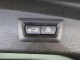 【パワーゲート】電動パワーゲートです。開閉がボタン1つで開け閉め行えます。また、状況に応じてのトランクハッチ開閉量を簡単に設定可能です。スマートオープナーも便利な機能です。ぜひお試しください。