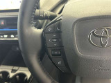 運転中、オーディオの操作をしてて、ハッとしたことはありませんか?ステアリングスイッチは、運転中でもハンドルでオーディオの操作が可能です。安全なドライブをサポートします。