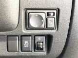 【電動格納ミラー】サイドミラーは電動格納式となっており、狭い駐車場でもキズがつくリスクを抑えられます。