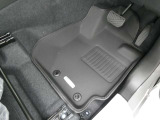フロアマットはClazzioのトレーマットを装着!純正よりも深いトレーで汚れや水分を漏らしません。軽くてお手入れも簡単!
