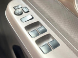 【電動格納ミラー】サイドミラーは電動格納式となっており、狭い駐車場でもキズがつくリスクを抑えられます。