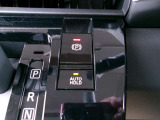 電制パーキングブレーキと信号待ちの間などの停止中にブレーキペダルから足を離しても、そのまま停止し続けてくれる、「オートブレーキホールド機能」が装備されております
