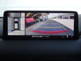 周囲の見通しを高めた設計、狭い場所での取り回しや駐車をサポートする全周囲カメラ(360&deg;ビューモニター)を装備。車体が大きなCX-5でも、上空から見下ろす視点で驚くほど簡単に駐車できます。