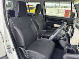 快適なフロントシート。 運転席と助手席は厚みのあるシートで快適な乗り心地です。