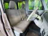運転席まわりには十分なスペースがあり、大柄な方でもゆったり運転していただける環境です。