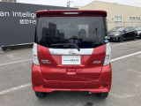 後部座席はプライバシーガラスとなっています。座っている人や置いてある荷物が見えにくくなっているのでプライバシーの確保が出来ます。ぜひ見て確認してみて下さい