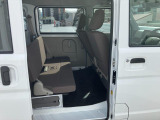 リヤシートも全車消毒済みです。収納時はきれいに収まり荷台がフラットになるので、ゆとりある荷室床面長を確保できます。消毒済み。