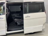 自動開閉するオ-トスライドドア付!!開閉部が広く狭い場所の乗り降りでも便利、半ドア防止機能や小さな子供さんの事故を防ぐ安全装備も付いて便利で安心♪♪