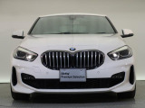 【キドニーグリル】BMWの代名詞。一目見ただけでBMWであると認識できる確固たるアイコンとして存在感を放ちます。