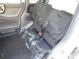 ◆チップアップ&ダイブダウン機構付【ULTR SEAT】は後席座面を左右分割で跳ね上げることができます。トランクで積載できない背の高い荷物をラクラク収納できます。ホンダ車ならではの人気装備です。