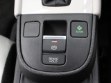 【電子パーキングブレーキ】電子制御のパーキングブレーキと、信号待ちや渋滞に便利なオートブレーキホールドを装備しております。ブレーキペダルから足を離しても自動的に停車状態を保持してくれる便利な機能です