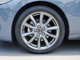 18インチ純正アルミホイールを装備。タイヤサイズは215/45R18となります。