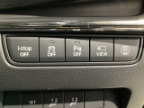 運転席脇のクラスタースイッチ部分にはカメラ切り替えスイッチ、パーキングセンサー、その他走行系スイッチを集中配置しております。