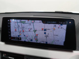 【純正ナビゲーション】BMWのナビゲーションは操作性も良く、詳細な地図情報と交通状況を見やすく表示し、快適なドライビングをサポートしながら目的地までナビゲートします。