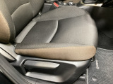 運転席にはドライバーの体型や好みに応じて前後方向だけでなく、高さの調整ができるシートリフターを装備!
