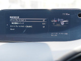 こちらのお車には先進安全装備が多数搭載されています。衝突被害を回避あるいは軽減するためのブレーキや、後方死角からの接近警報、車線逸脱を防止する警報装置など、詳しくはスタッフまでお尋ねください。