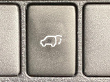 【パワーバックドア】スマートキーや運転席のボタンを押すだけでリアゲートが自動で開閉します!荷物を持っている時や、高い位置にあるバックドアを閉める際に便利な機能です♪