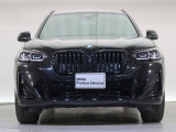 【キドニーグリル】BMWの代名詞。一目見ただけでBMWであると認識できる確固たるアイコンとして存在感を放ちます。