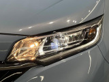 【LEDヘッドライト】悪天候や夜間走行時も良好な視界を確保し安心して運転できる高輝度LEDヘッドライトを装備!点灯速度が早く、消費電力も抑えられています。