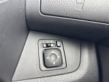 【電動格納ミラー】運転席のスイッチで、ドアミラーの開閉や角度の調整ができます。
