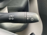 オートライトスイッチです。トンネルなど車外の明るさを感知して自動でヘッドライトを点灯します。