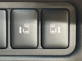 【両側パワースライドドア】スマートキーや運転席のスイッチで後席両側スライドドアの開閉が可能♪電動だから力を入れてドアを開ける必要が無く、小さなお子様でも簡単に開け閉めでき快適です♪