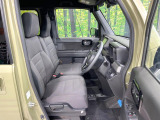 運転席まわりには十分なスペースがあり、大柄な方でもゆったり運転していただける環境です。