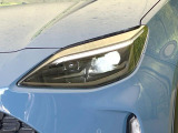 【LEDヘッドライト】悪天候や夜間走行時も良好な視界を確保し安心して運転できる高輝度LEDヘッドライトを装備!点灯速度が早く、消費電力も抑えられています。