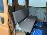 【リヤシート】折り畳み式のベンチシート。短距離移動や作業者には十分です。