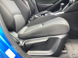 運転席にはドライバーの体型や好みに応じて前後方向だけでなく、高さの調整ができるシートリフターを装備!