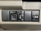 【電動格納ミラー】サイドミラーは電動格納式となっており、狭い駐車場でもキズがつくリスクを抑えられます。