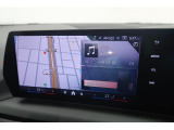 【純正ナビゲーション】BMWのナビゲーションは操作性も良く、詳細な地図情報と交通状況を見やすく表示し、快適なドライビングをサポートしながら目的地までナビゲートします。