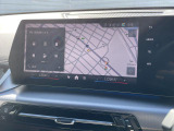 【純正ナビゲーション】BMWのナビゲーションは操作性も良く、詳細な地図情報と交通状況を見やすく表示し、快適なドライビングをサポートしながら目的地までナビゲートします。