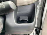 運転席右側のドリンクホルダーです。同じ位置の左にも助手席の方のドリンクホルダーもございます。