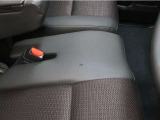 運転席シートに穴を補修した跡があります♪
