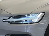 【LEDヘッドライト】ハイビームを先行車や対向車にあてず、その両サイドではハイビーム照射を維持。見える範囲が段違いに広くなりました。北欧神話に登場するトールハンマーをモチーフにデザイン。