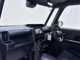 ダイハツのお店では、ダイハツ車を知り尽くしたプロフェッショナルが、専用の診断機器を使って各システムを点検しております。