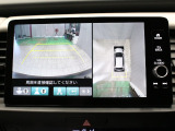 【マルチビューカメラシステム】カメラで映した周囲の映像をナビゲーション画面に表示し、ドライバーの死角を減らし運転負荷を軽減する機能です。映像は、車両の前後と左右のドアミラーに搭載した計4台で映します。