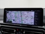 【純正ナビゲーション】BMWのナビゲーションは操作性も良く、詳細な地図情報と交通状況を見やすく表示し、快適なドライビングをサポートしながら目的地までナビゲートします。