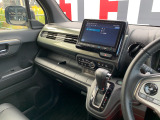 助手席周辺はこのようになっております。運転手だけでなく助手席に一緒に乗られる方も広々と快適にお乗り頂けるような設計です!各種装備を次の写真からご案内いたしますのでご覧ください。