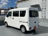 左斜め後ろからの特徴的なフォルム。狭い路地裏でも運転しやすそうな小回りが利くコンパクトボディ♪