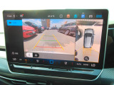 ギアをリバースに入れると車両後方の映像を映し出します。画面にはガイドラインが表示され、車庫入れや縦列駐車などの際に安全確認をサポートします。