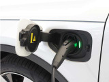 コンセントタイプ3kWやウォールボックスタイプ6kWの充電器を用いてご自宅で簡単充電。一般的な家庭用200V交流充電ケーブルでは約8時間で80%まで充電!1時間あたり7~14kmを走行できる電力を充電