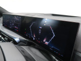 【カーブドディスプレイ】ドライバーに向かって湾曲した大型ディスプレイです。インフォメーションディスプレイとコントロールディスプレイが一体化しており、ドライバーの視覚的な操作性を向上させます