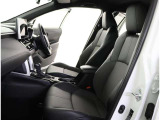 厚みがあって、座り心地のいいソファのようなシート。運転的も助手席もリラックスしてゆったりと座れます。