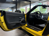 車両はすべて屋内にて保管しておりますので、綺麗な状態のお車をご覧いただけます。