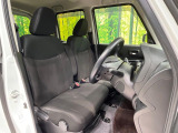 運転席まわりには十分なスペースがあり、大柄な方でもゆったり運転していただける環境です。