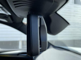 【ルームミラー一体型ETC】BMWといえばルームミラー一体型のETC。ドライバーから差し込めるかたちになっておりますので、差し忘れの際も慌てずにご利用いただけます。