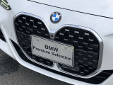 左右のキドニー・グリルの中心にはBMWのエンブレムが鎮座し、個性を放つデザイン性を兼ね備えました。