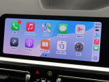 【アップルカープレイ】iPhoneがBMW車両とワイヤレスで接続されます。Apple CarPlayでは、オーディオストリーミングやメッセージングアプリがディスプレイに表示されます。